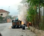 Cassonetti in fiamme lam