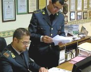 Finanza agenti al lavoro scrivania