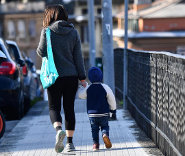 Madre figlio camminata