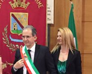 Mascaro con fascia sindaco insediamento