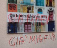 Ndrangheta targa imbrattata
