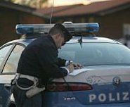Polizia agente scrive