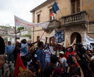 Riace manifestazi pro Lucano