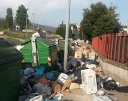 Rifiuti Donna Mazza2