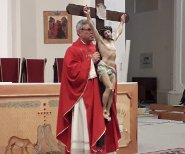 Schillaci vescovo venerdi santo con croce