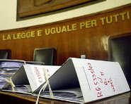 Tribunale aula con faldoni