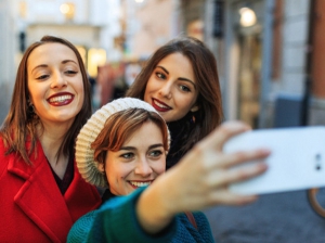 Millennials vittime dell'effetto selfie, distorce i tratti