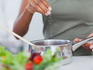 Troppo sale a tavola riduce le difese immunitarie