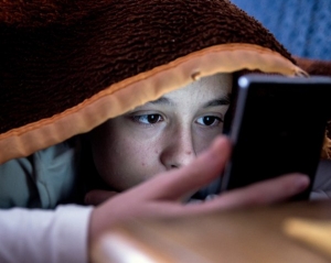 Vivere con lo smartphone, teenager tristi e poco autonomi